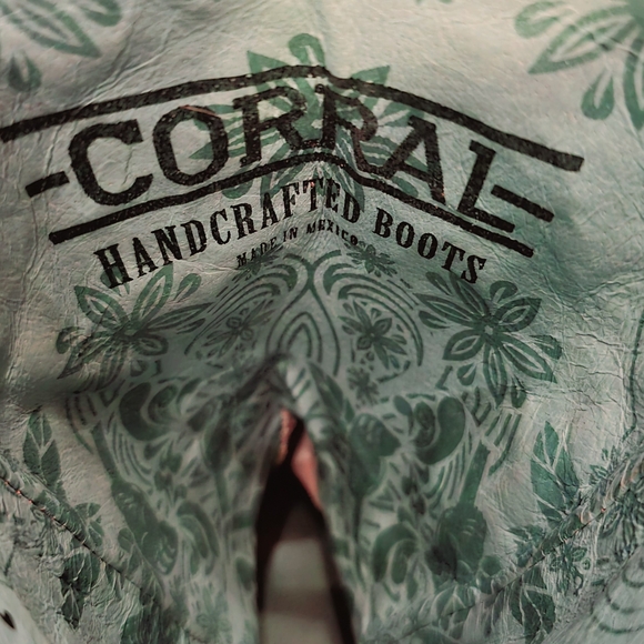 Corral Embroidered Skull Western Boots - Picture 9 of 10